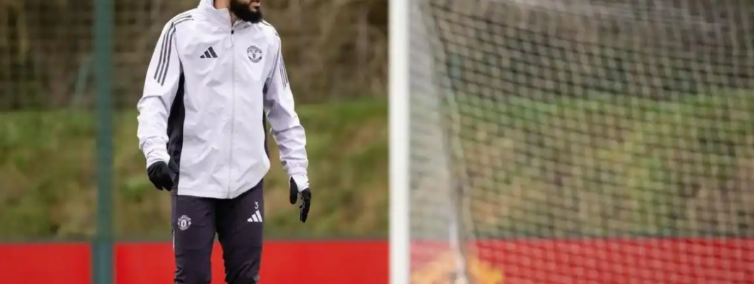 Mazraoui reçoit des dattes et offre son maillot en retour