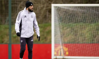 Mazraoui reçoit des dattes et offre son maillot en retour