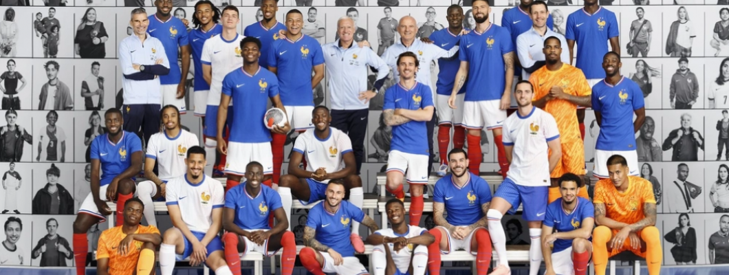 Mbappé dirige l'équipe de France sur une photo de famille