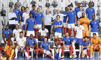 Mbappé dirige l'équipe de France sur une photo de famille