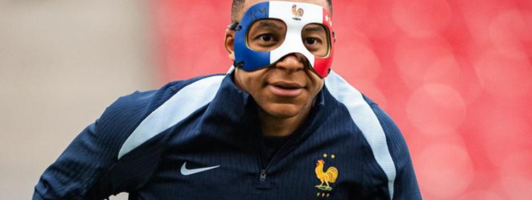 Porter un masque aux couleurs du drapeau français