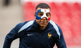 Porter un masque aux couleurs du drapeau français