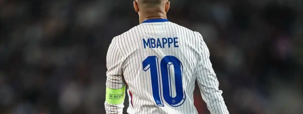 Les réseaux sociaux de l'équipe de France ont dévoilé le maillot n°10 de Mbappé