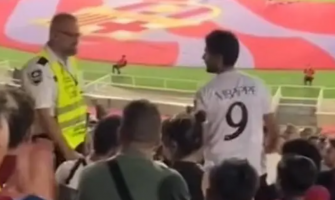 Un supporter portant un maillot du Real Madrid a été expulsé