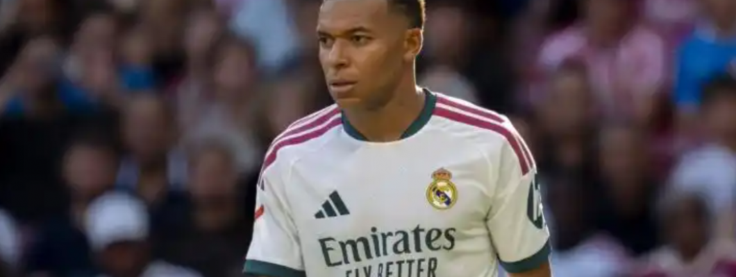 Les supporters du Real Madrid se préparent à huer Mbappé pendant le match