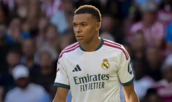 Les supporters du Real Madrid se préparent à huer Mbappé pendant le match
