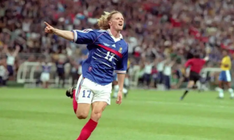 Il a fait don de tous ses maillots de la finale de la Coupe du Monde 1998