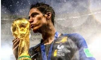 Le défenseur central français fait ses adieux à l'équipe nationale